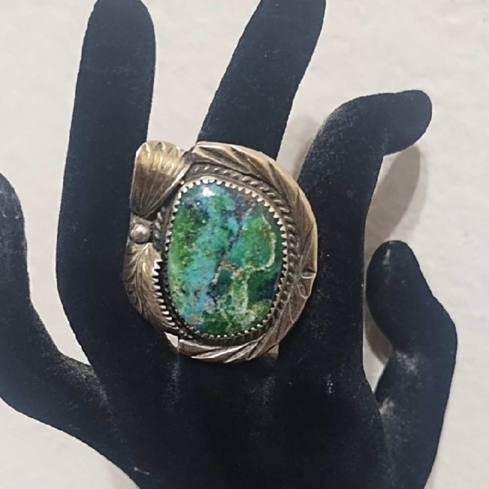 Elegant Silver and Green Stone Ring